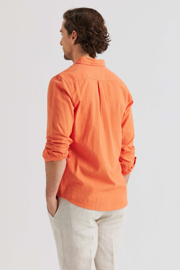 Toppvy av en man som bär Linneskjorta Orange, långärmad skjorta av linne och bomull i en livlig orange färg.