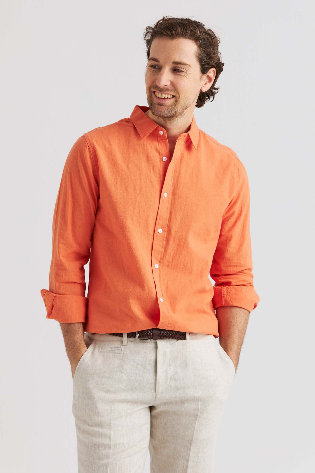 Man som bär linneskjorta orange, långärmad skjorta av linne och bomull för vår och sommar.