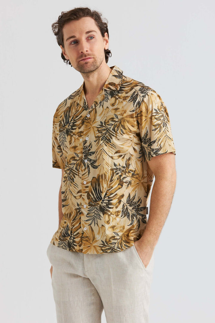 Beige Kortärmad Resortskjorta med tropiskt bladmönster i varma beige och sandfärgade toner.
