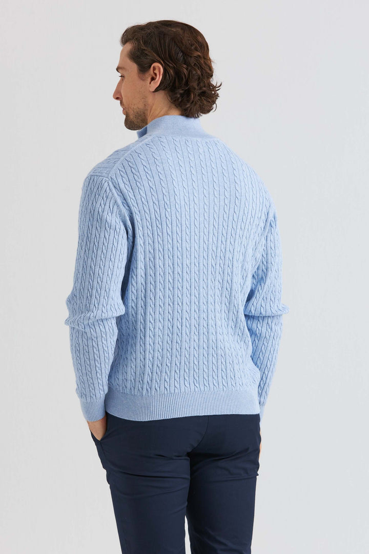 Ljusblå Kabelstickad Halv-Zip Tröja sedd bakifrån med kabelstickad design.
