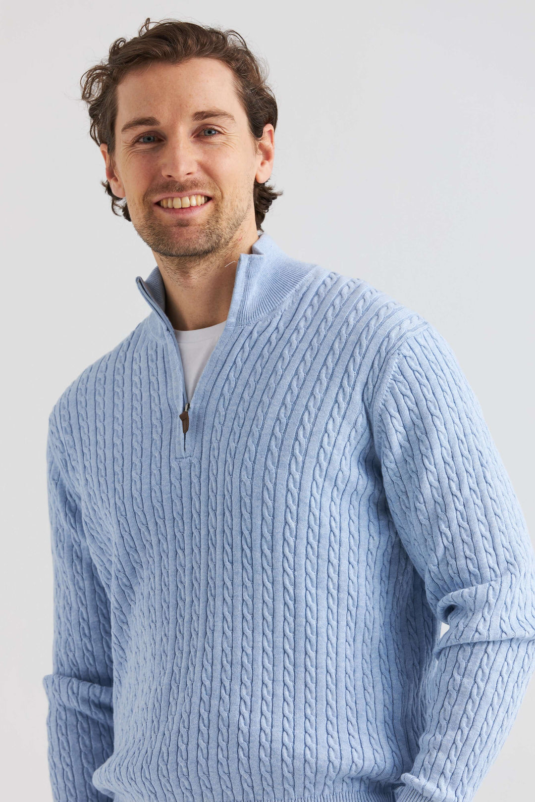 Ljusblå Kabelstickad Halv-Zip Tröja i mjukt material, perfekt för både avslappnade och uppklädda looks.