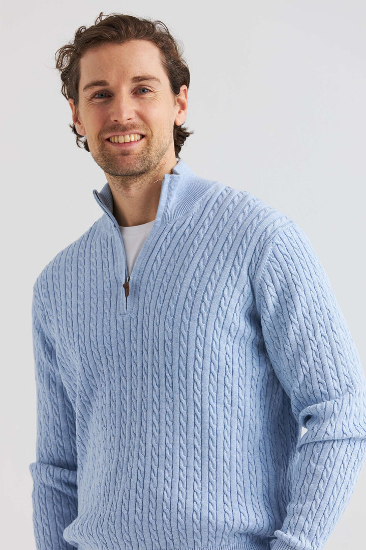 Ljusblå Kabelstickad Halv-Zip Tröja i mjukt material, perfekt för både avslappnade och uppklädda looks.