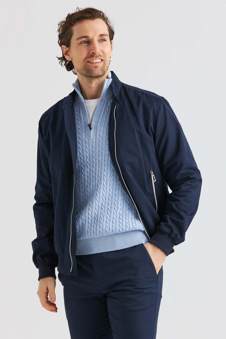 Marinblå Vårjacka i bomullsblandning, lätt och smidig design, perfekt för vårens stiliga tillfällen.