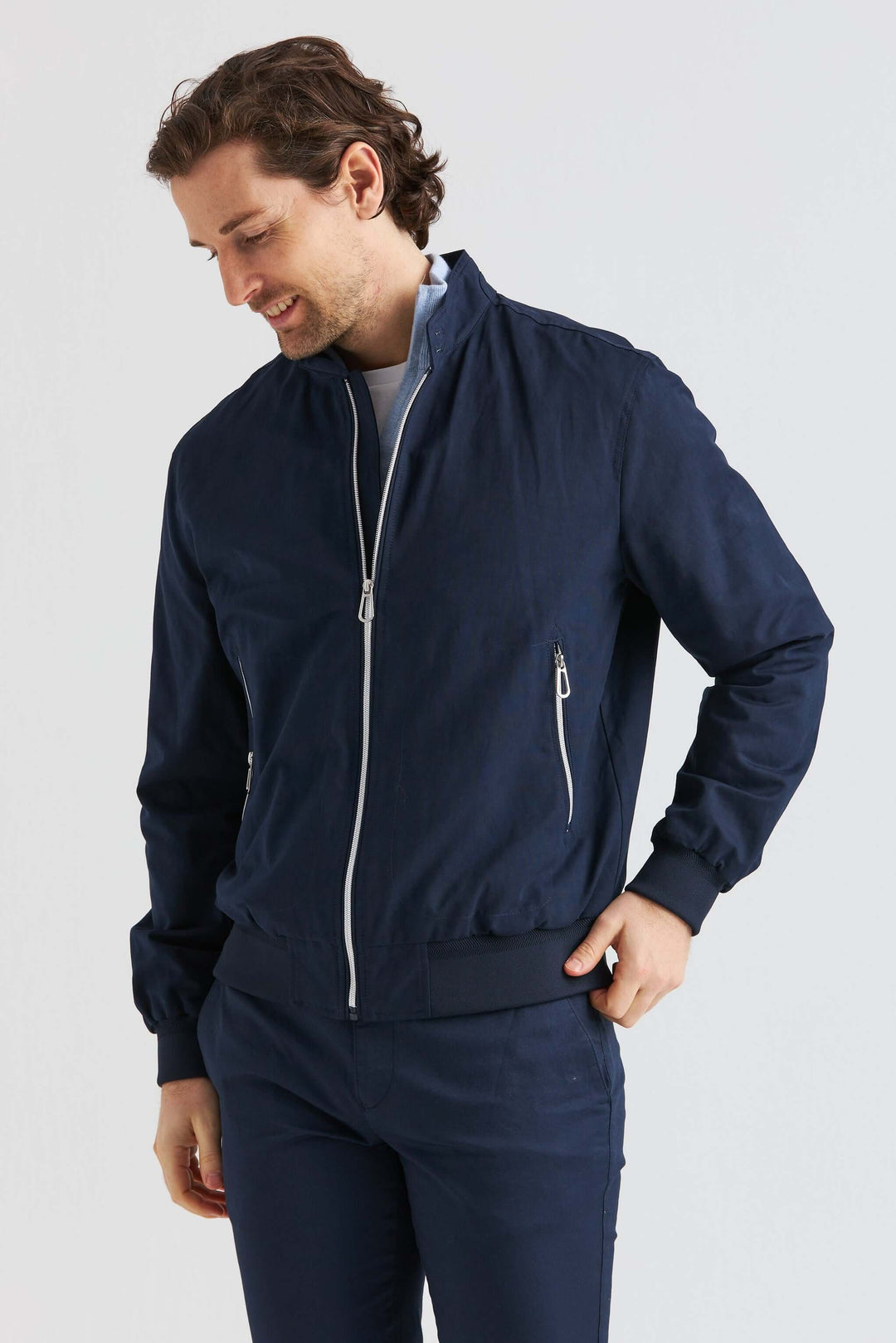 Marinblå Vårjacka i bomullsblandning, lätt och tidlös design, perfekt för vårens outfit.