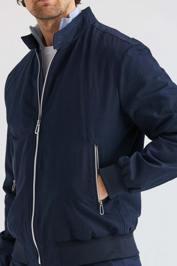 Marinblå Vårjacka i bomullsblandning med lätt design och sidofickor, perfekt för vårbruk.