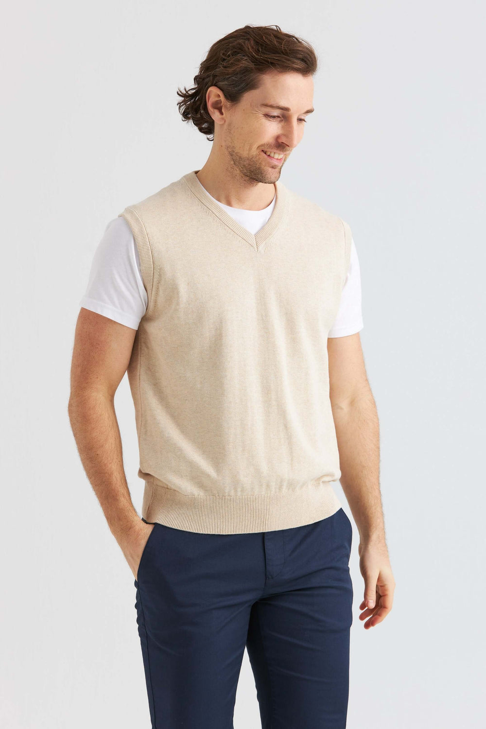 Beige Slipover - stilren och mjuk i bomull, perfekt för lager-på-lager stil under hela året.