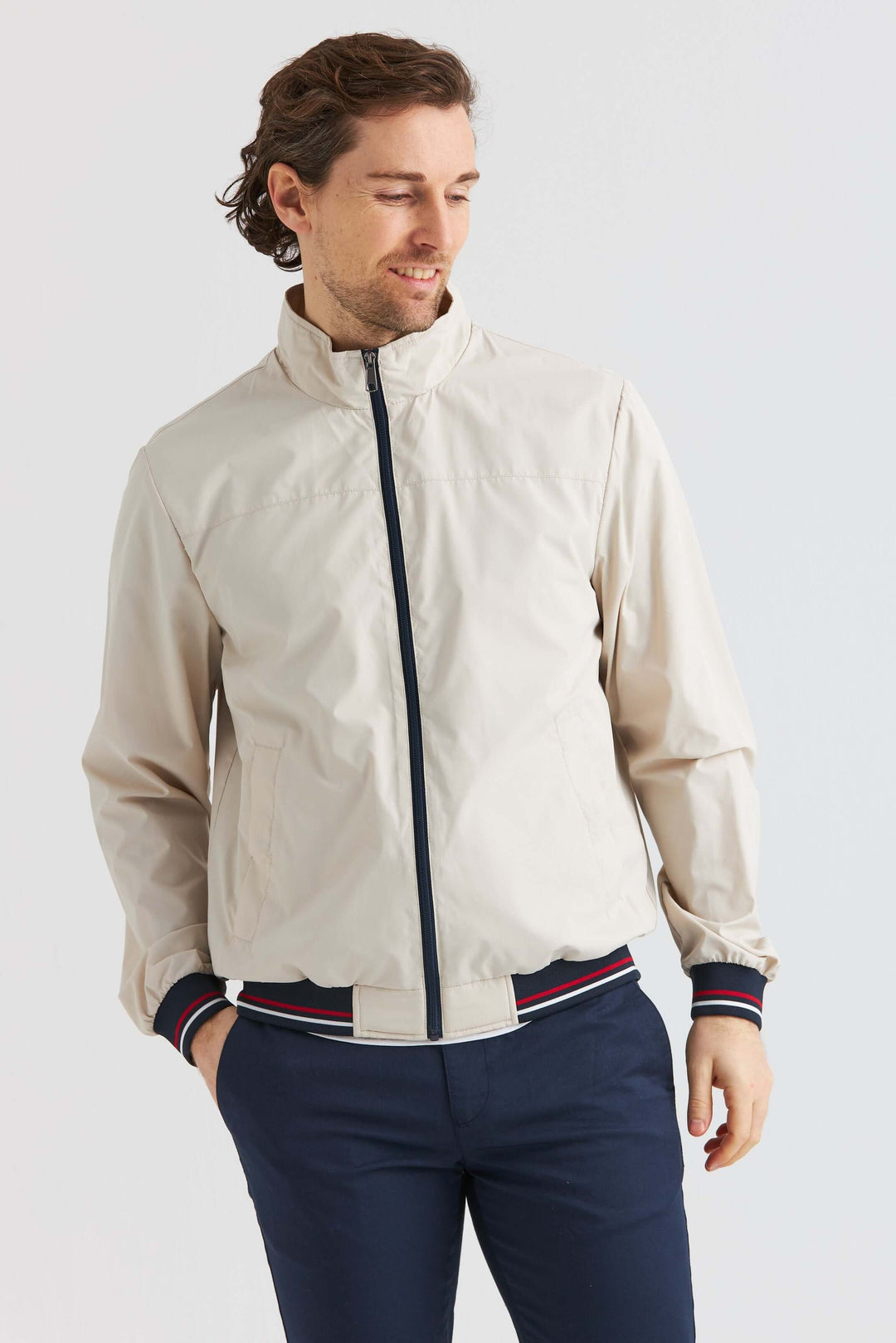 Beige Vårjacka med kontrastdetaljer på man i lätt och smidig design.