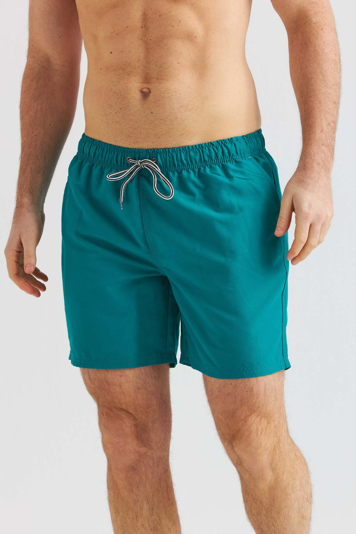 Turkosa badshorts för män i lätt och snabbtorkande material, perfekt för strand och pool.