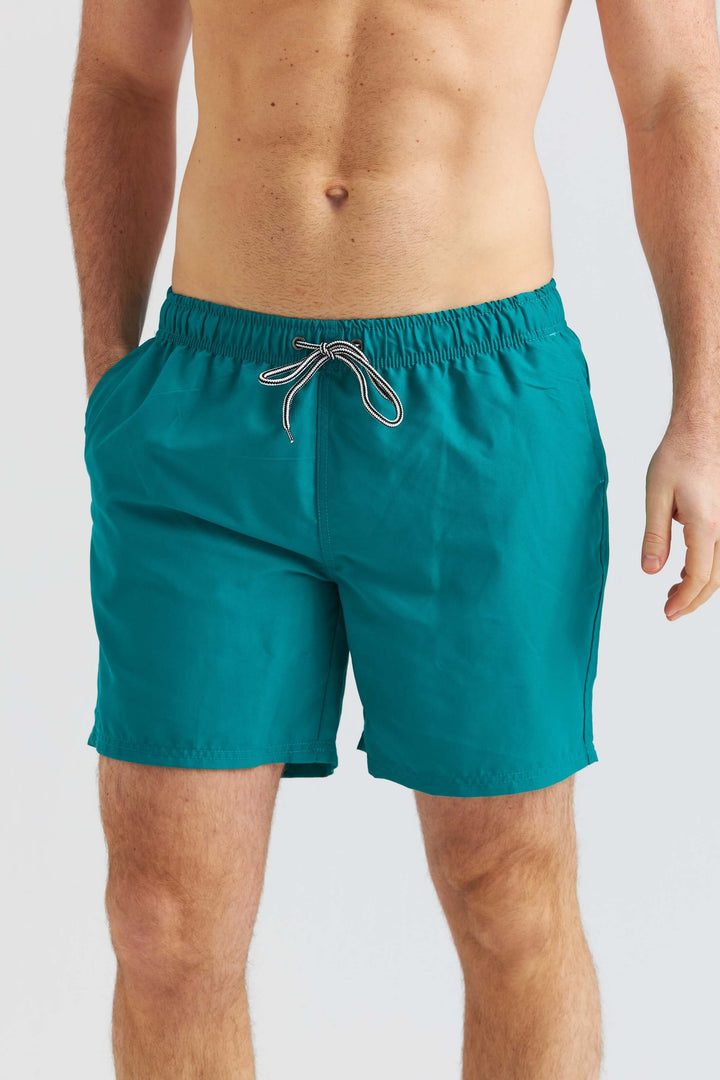 Turkosa badshorts för män i lätt och snabbtorkande material, perfekt för strandliv och poolhäng.