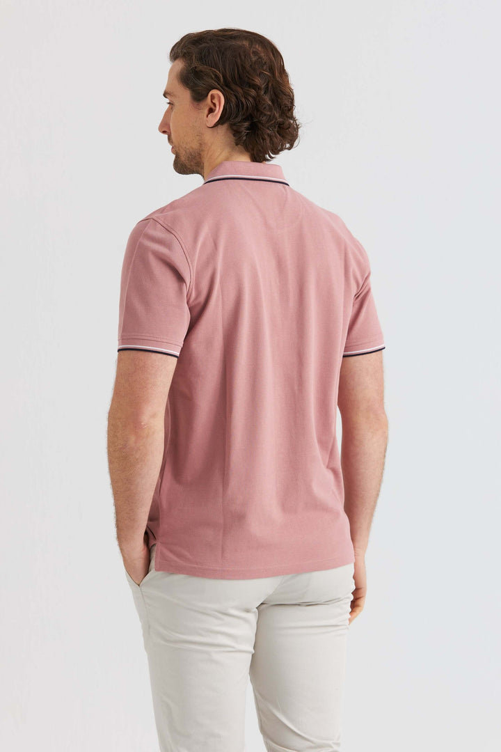 Man som bär Rosa Pikétröja med Kontrastdetaljer sedd bakifrån, stilren design och komfortabel passform.