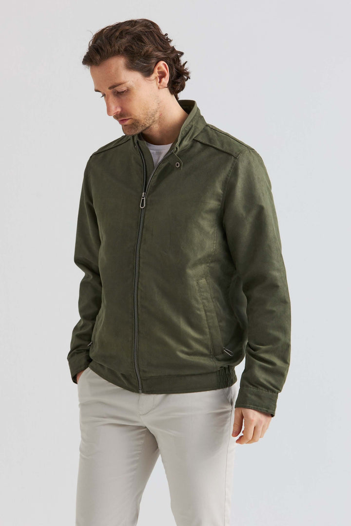 Grön Jacka i Soft Suede av hög kvalitet med modern design och mjuk yta, bärs av en man.