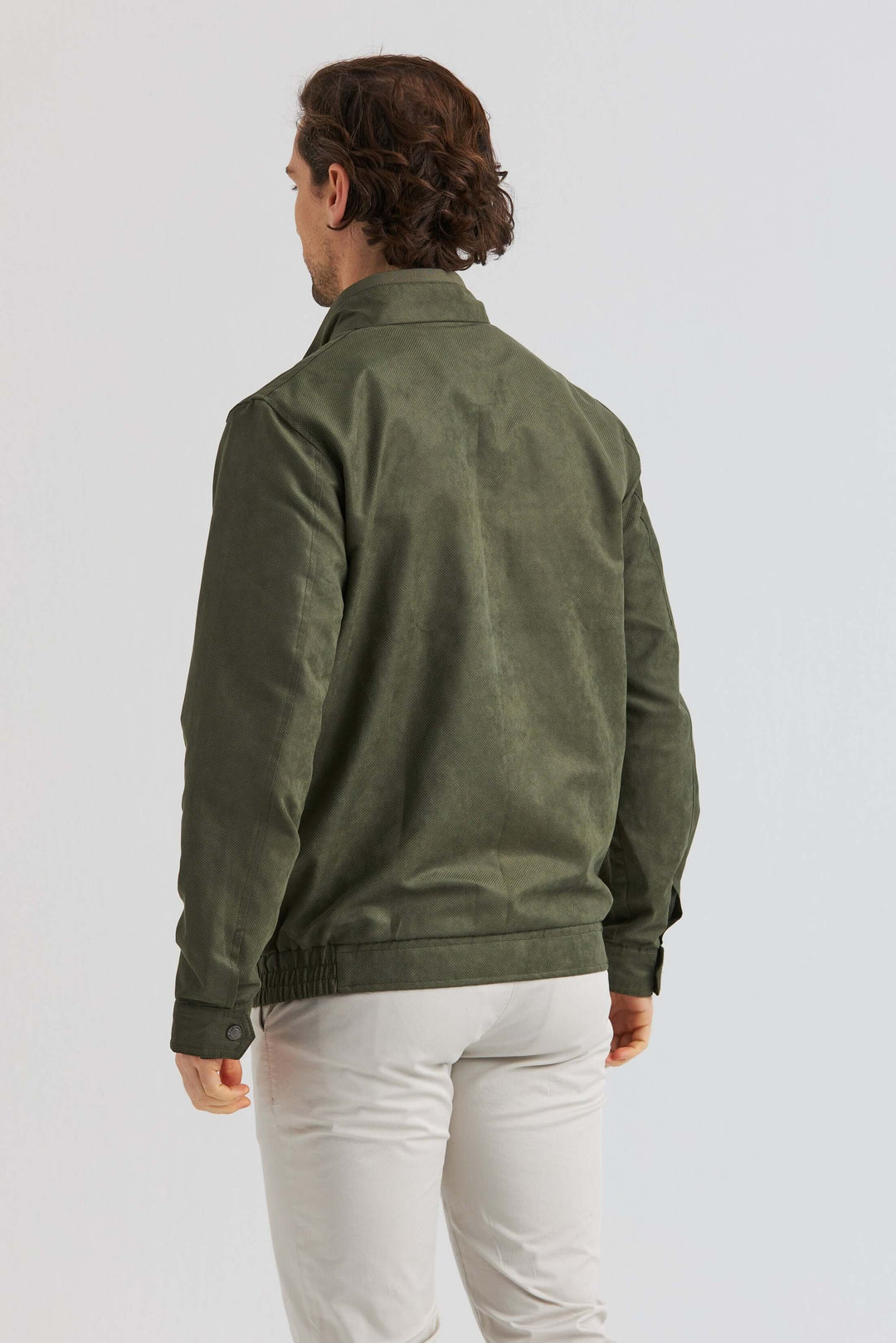 Grön Jacka i Soft Suede med elegant design, sedd bakifrån, modern och stilren.