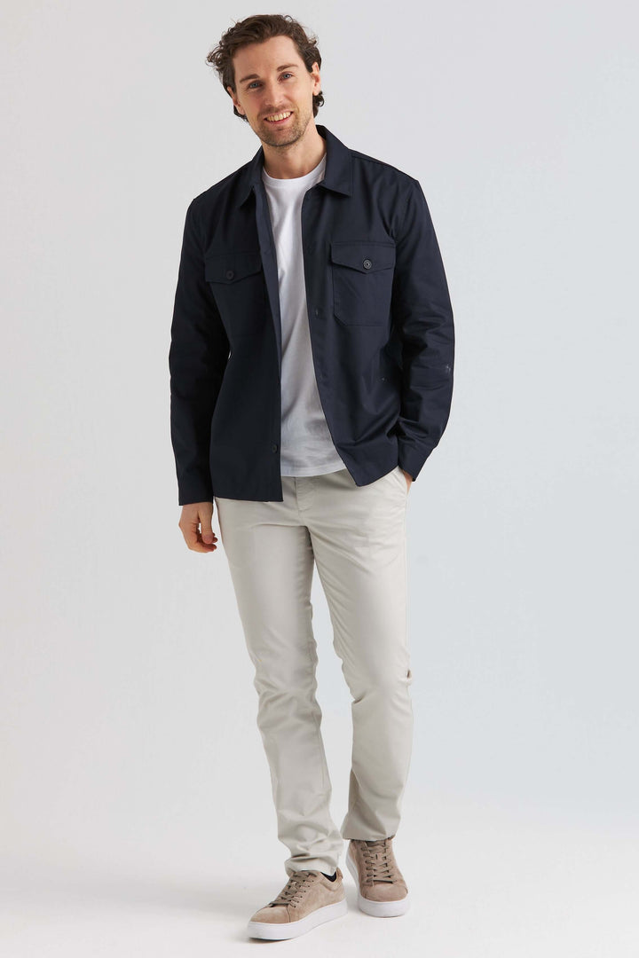 Marinblå City Overshirt i marinblått, kombinerar stil och funktion för en tidlös look.