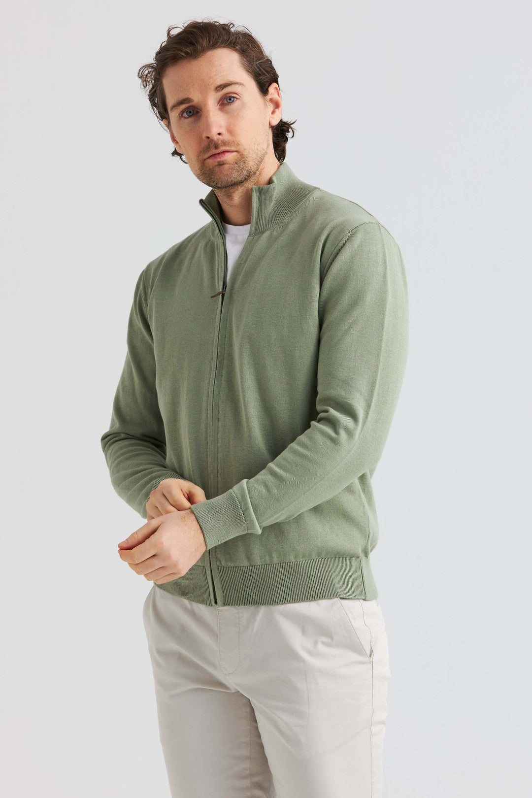 Grön bomullströja full zip, man i lätt grön cardigan med hel dragkedja, bekväm och stilren design