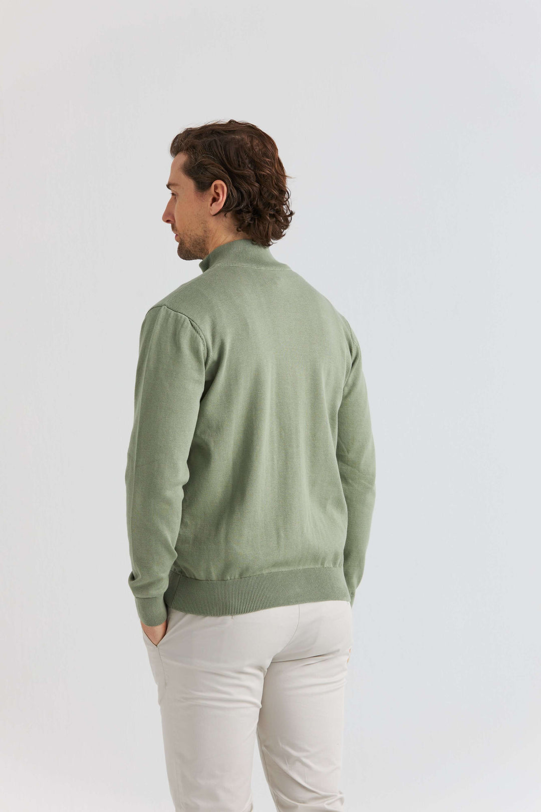 Grön bomullströja full zip, man som visar baksidan av tröjan, stilren och mångsidig design.