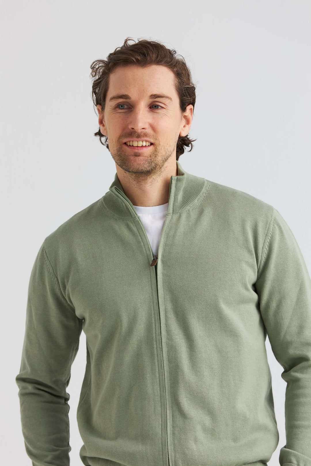 Grön bomullströja full zip, en stilren cardigan med hel dragkedja och mjuk grön nyans.