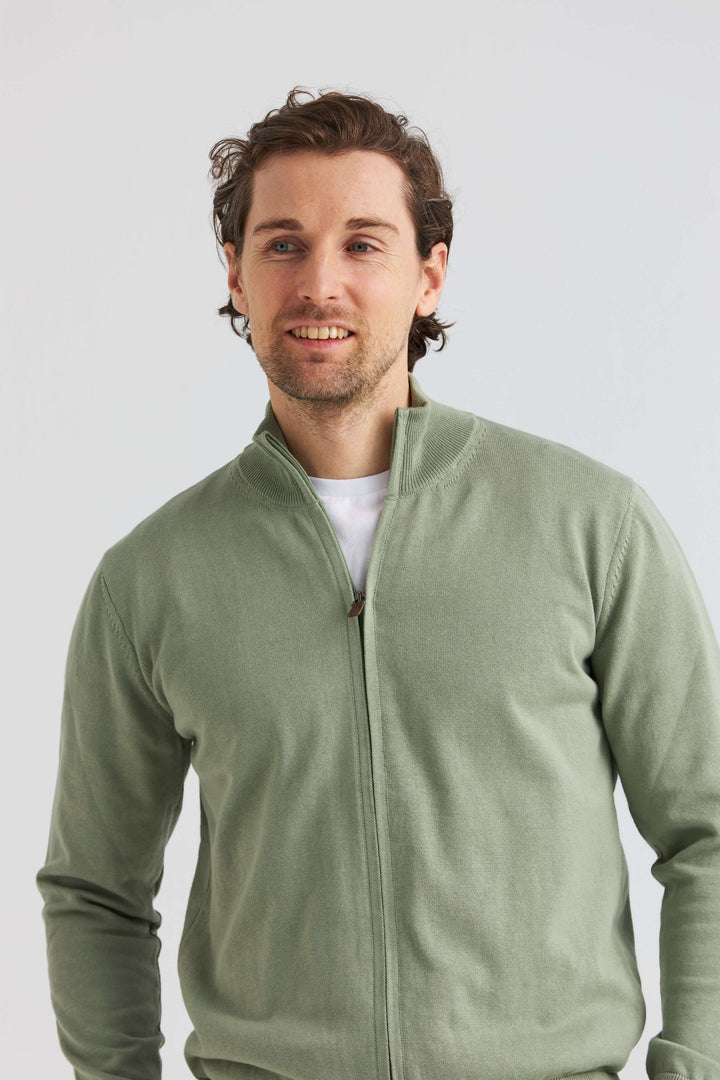 Grön bomullströja full zip, en stilren cardigan med hel dragkedja och mjuk grön nyans.