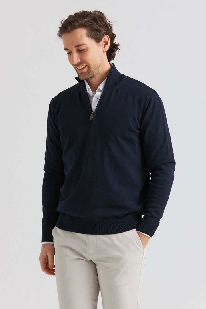 Marinblå bomullströja half zip, en klassisk tröja med zipkrage, perfekt för alla tillfällen.