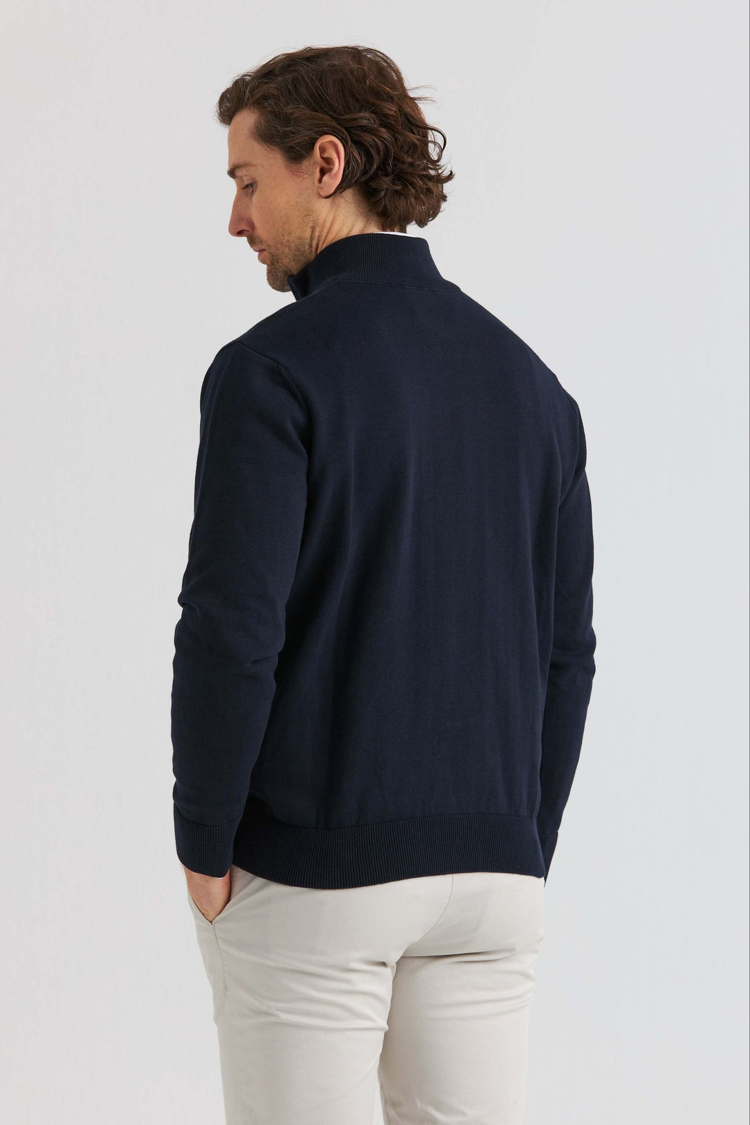Marinblå bomullströja half zip, bakvy av man i marinblå tröja med half zip, stilren och tidlös design.