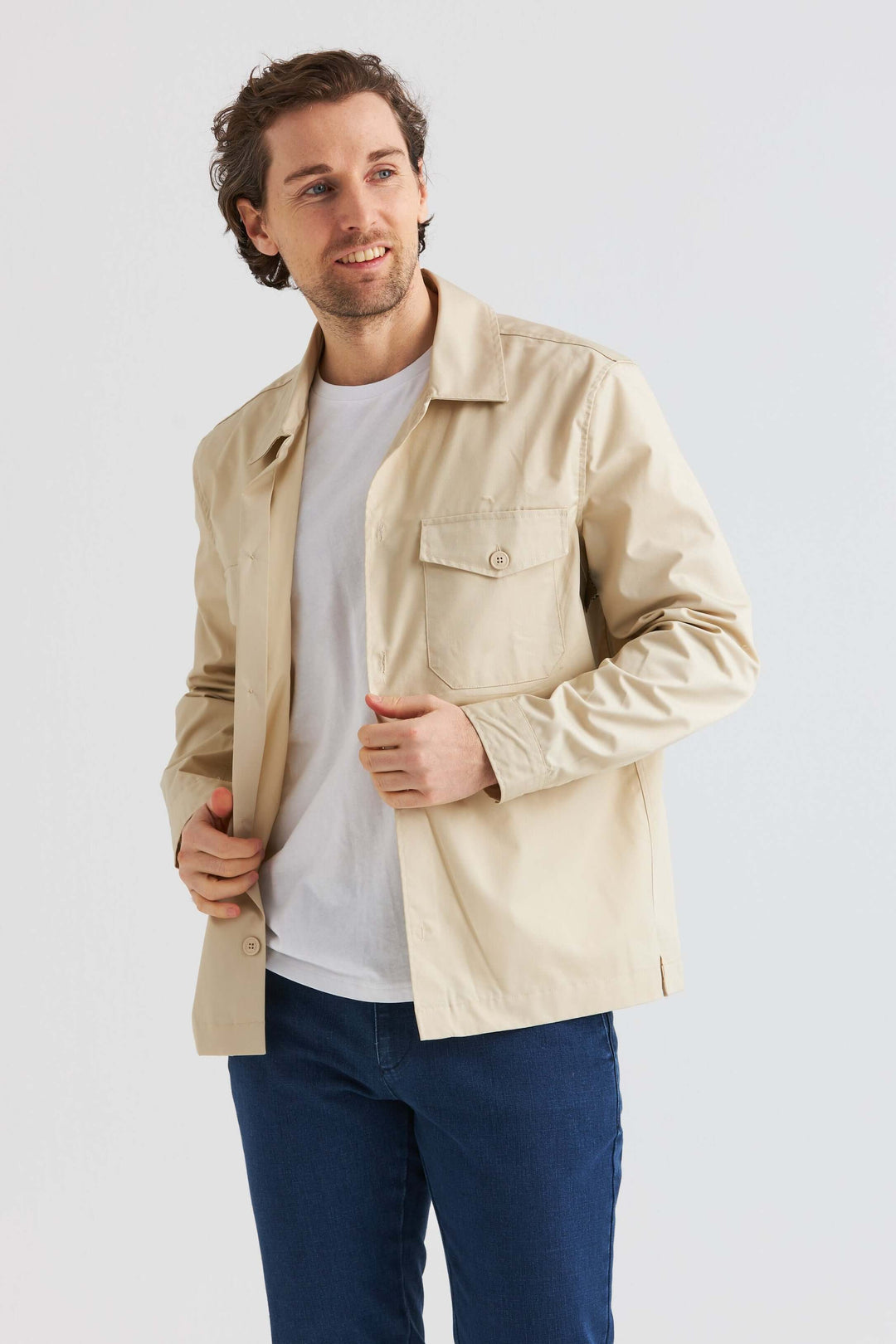 Sandfärgad City Overshirt i sandfärg med bröstfickor, bärs över en t-shirt för en avslappnad stil.