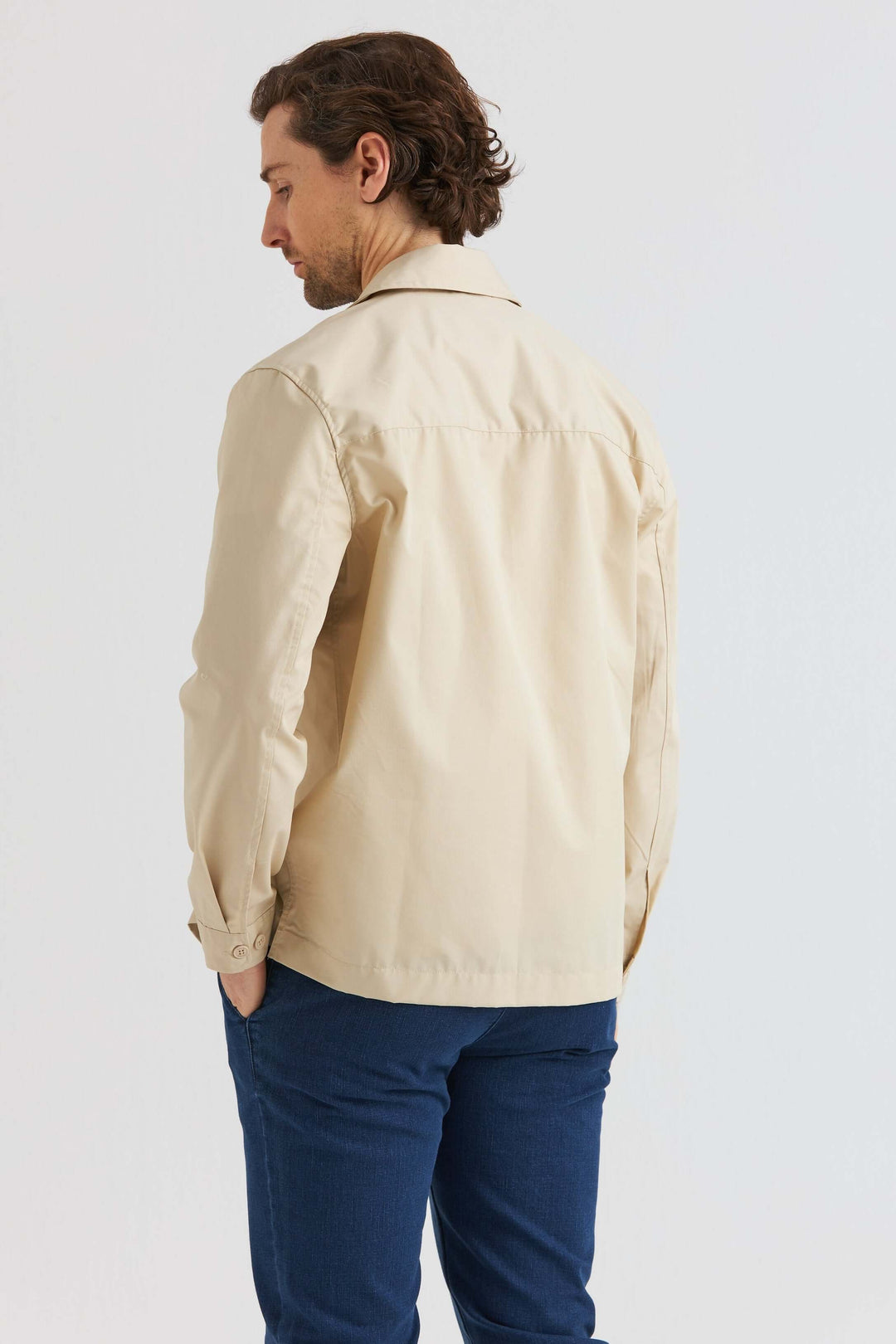 Sandfärgad City Overshirt, stilren overshirt i mjuk sandfärg, visad bakifrån.