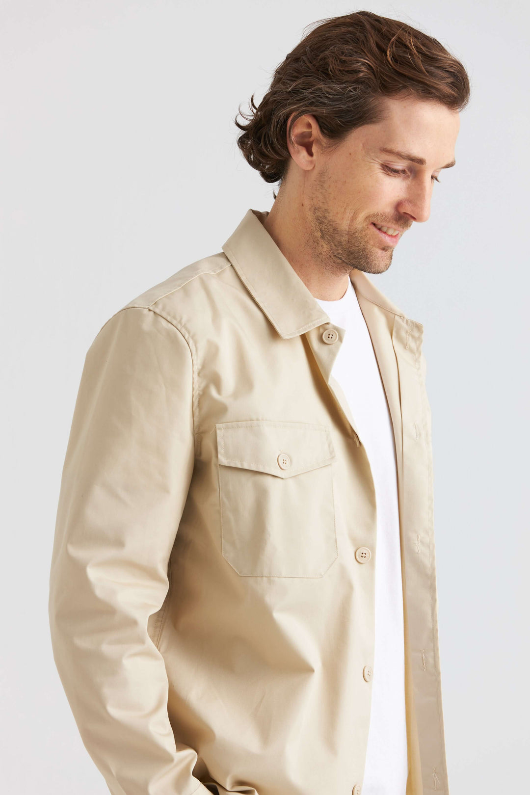 Sandfärgad City Overshirt, stilren overshirt i mjuk sandfärg med bröstfickor och modern passform.