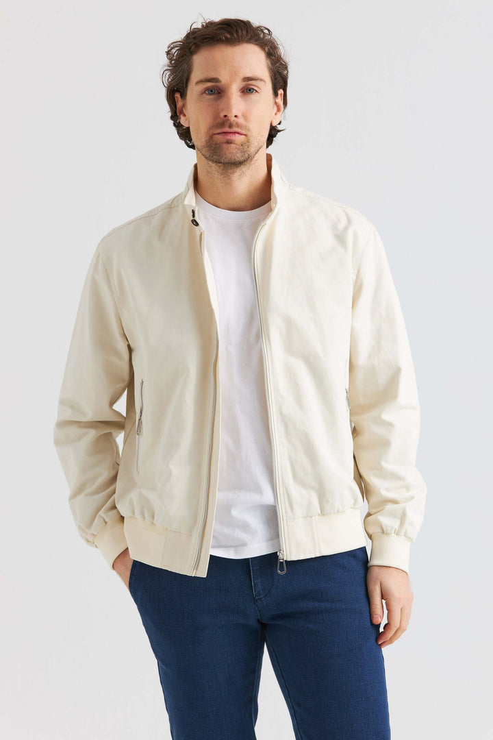Beige Vårjacka i bomullsblandning, lätt och stilren jacka för vårbruk, perfekt för både vardag och fest.