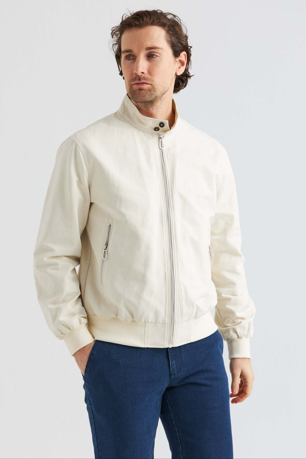 Beige Vårjacka i bomullsblandning, lätt och smidig design, perfekt för både vardags och uppklädda tillfällen.