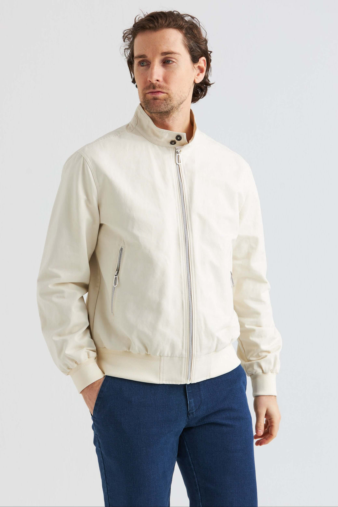 Beige Vårjacka i bomullsblandning, lätt och smidig design, perfekt för både vardags och uppklädda tillfällen.