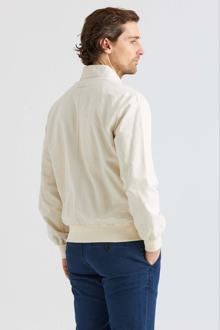 Beige Vårjacka i bomullsblandning visad från baksidan, flexibel och stilren design.