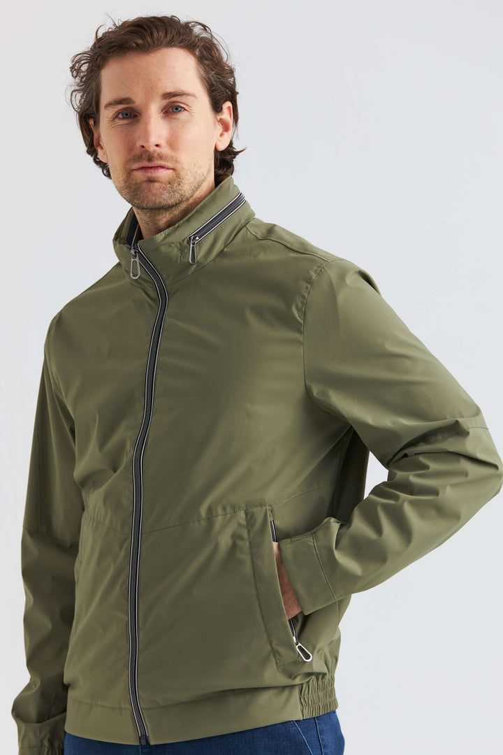 Grön Lightweight Vårjacka - en olivgrön vårjacka med flexibel känsla och praktiska fickor.