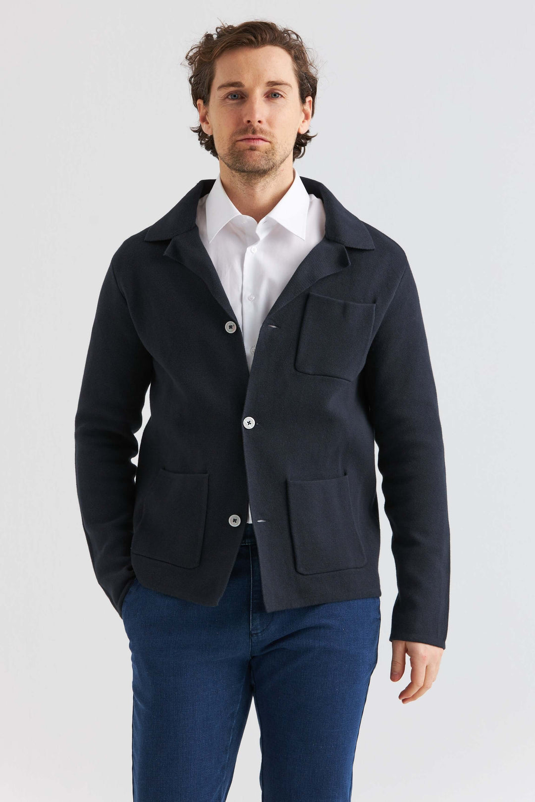 Marinblå Stickad Overshirt med skjorta, stilren och bekväm design, perfekt för ett smart utseende.