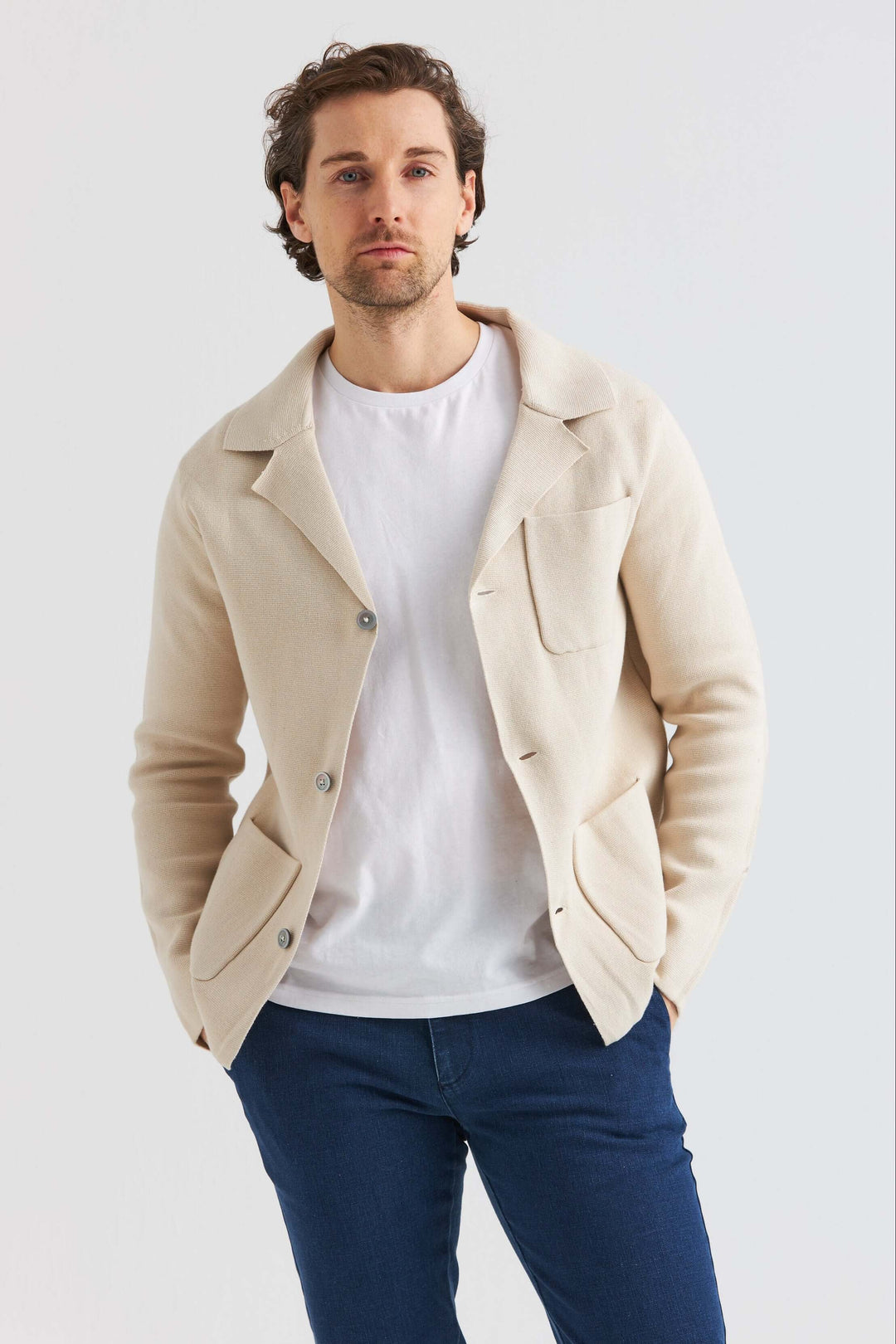 Beige Stickad Overshirt i en stilren design, perfekt över t-shirt eller skjorta.