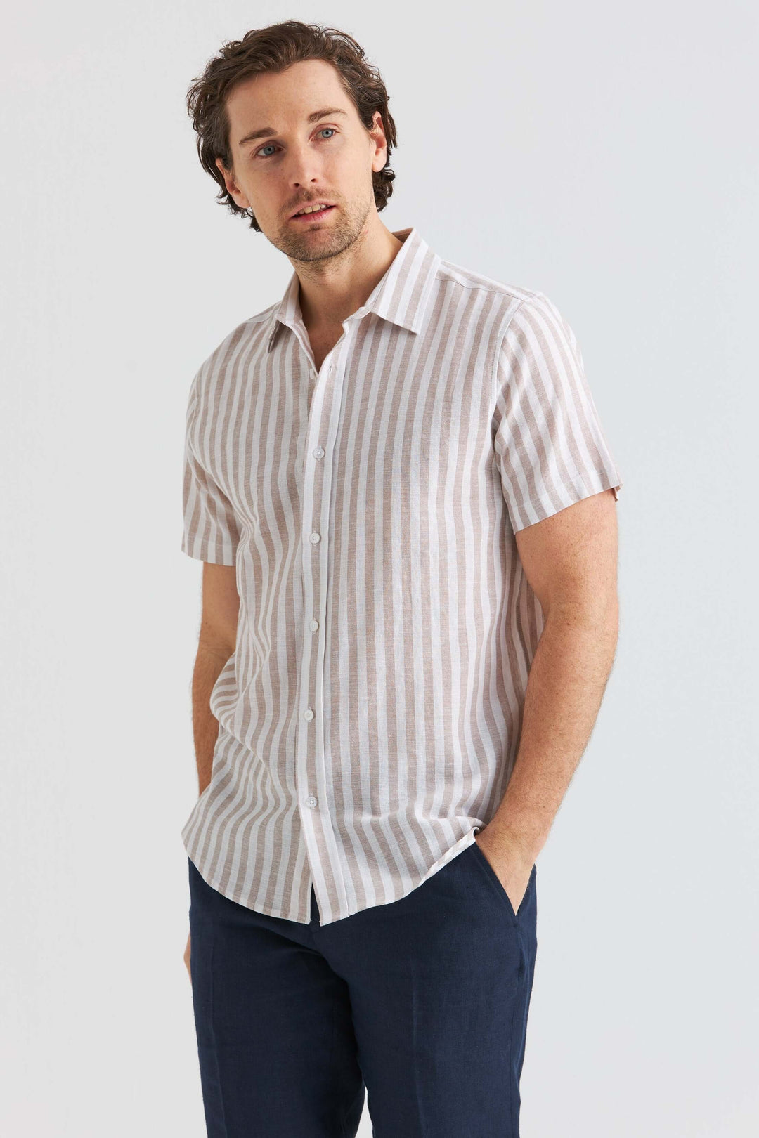 Beige Randig Kortärmad Linneskjorta, luftig skjorta med subtila ränder i beige toner.