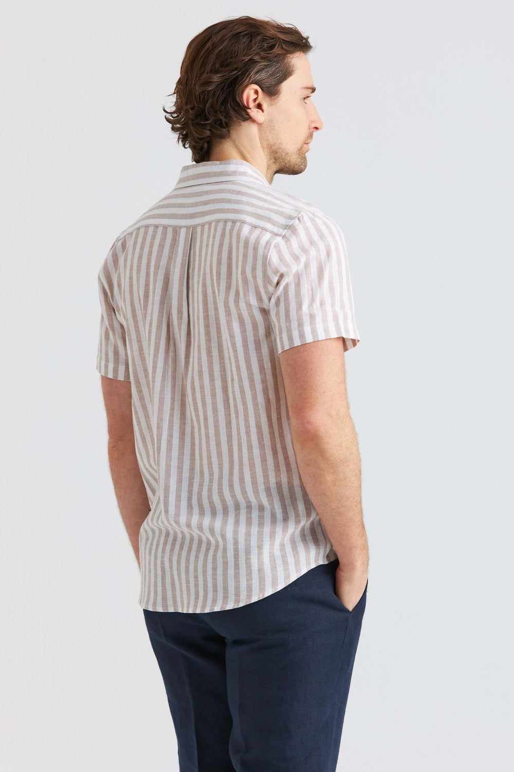 Beige Randig Kortärmad Linneskjorta sedd bakifrån, luftig skjorta i linne och bomull.