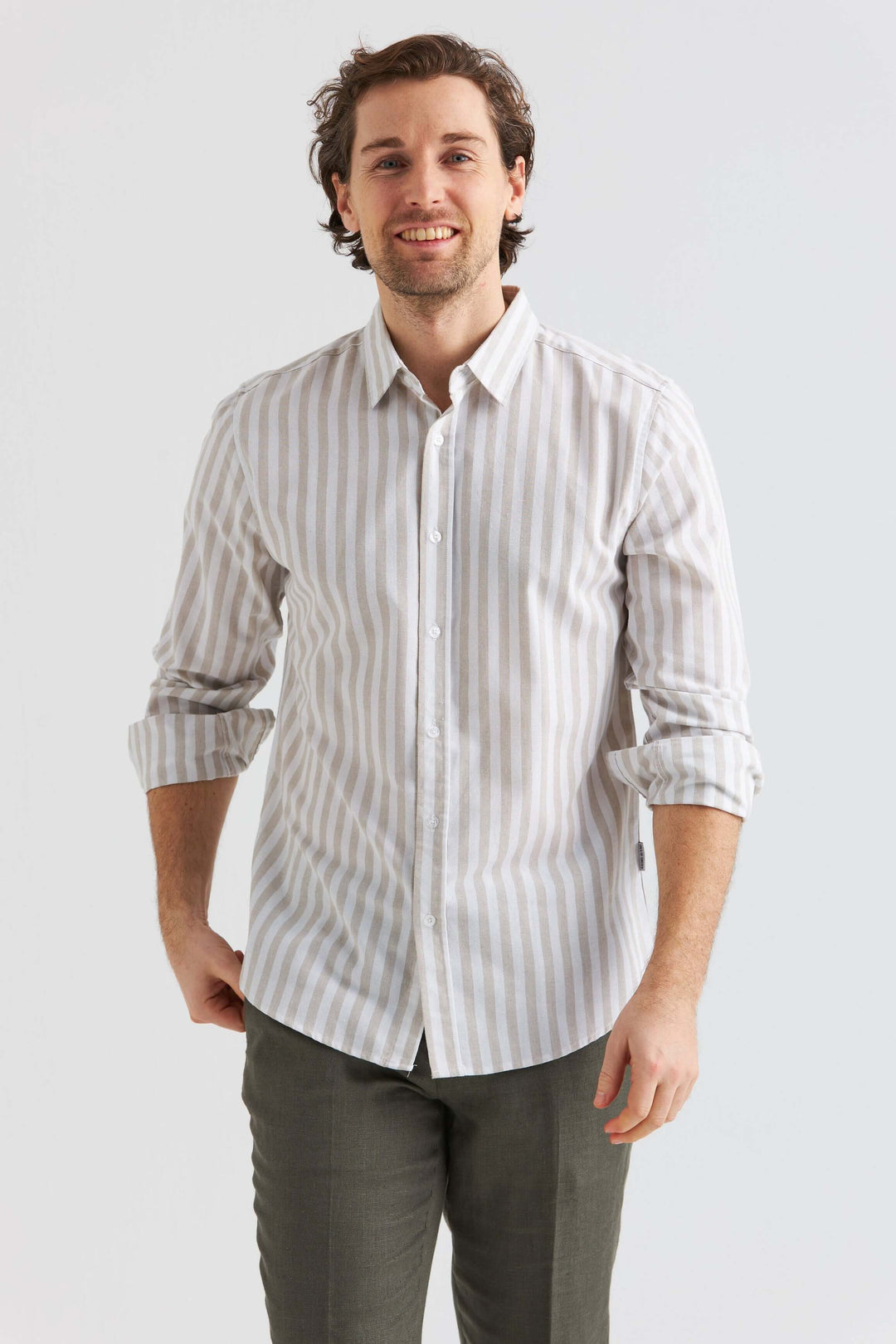 Beige randig linneskjorta på man med långtärmad skjorta, perfekt för varmare dagar och stilren look.