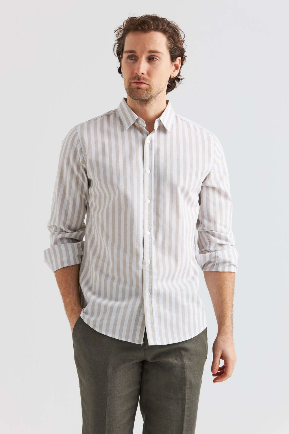Beige randig linneskjorta i linne och bomull, långärmad skjorta med klassiska ränder, stilren look.