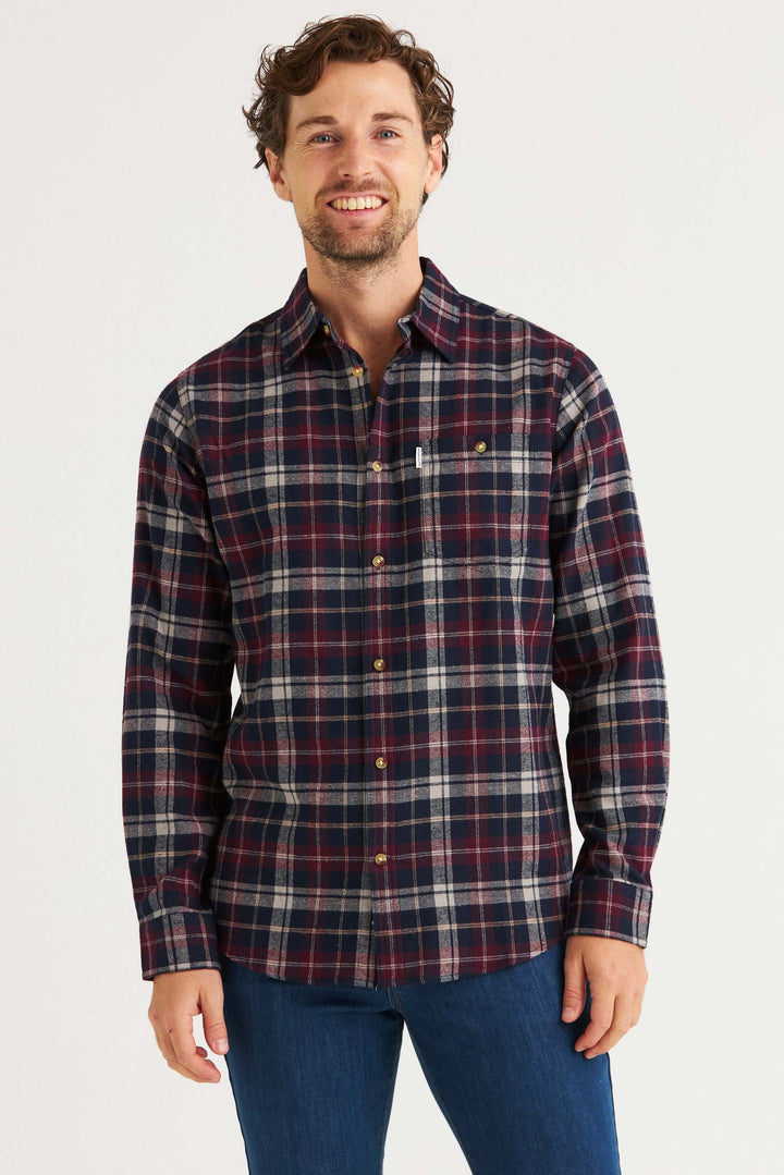 Flanellskjorta vinröd och marinblå i 100% bomull med rutmönster, perfekt för en stilren look.