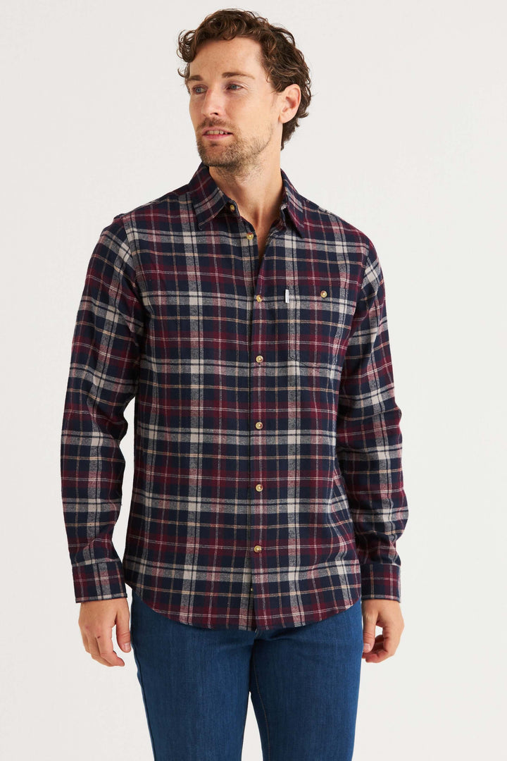 Flanellskjorta Vinröd & Marinblå med rutmönster, 100% bomull, bärs med jeans i en stilren look.