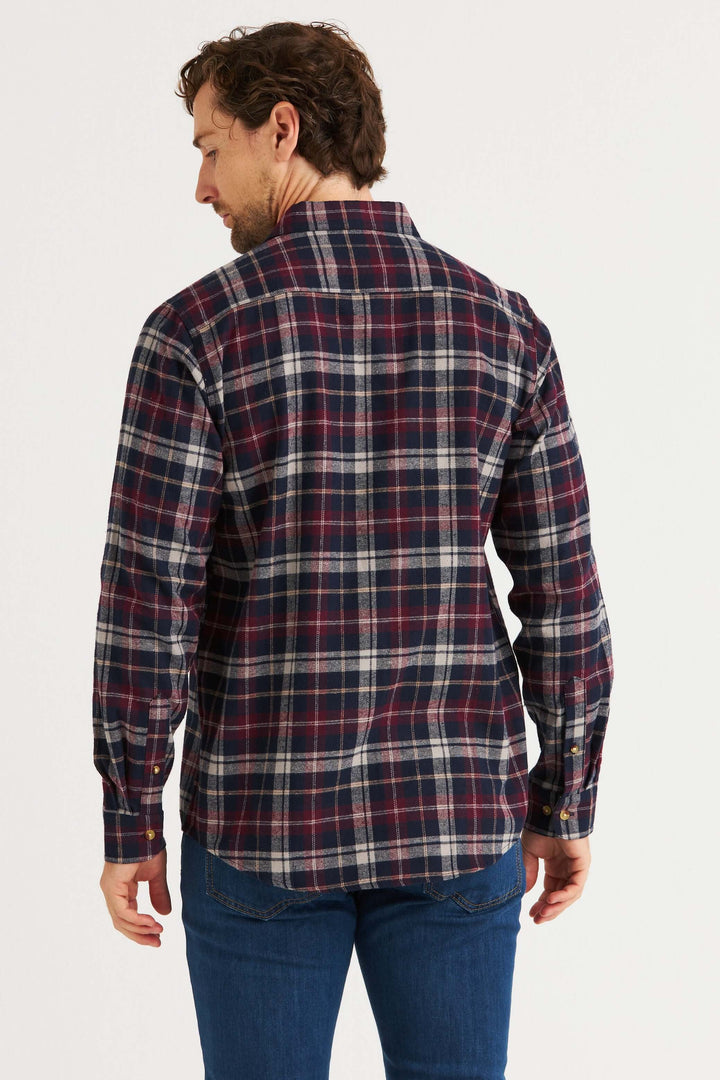 Flanellskjorta i vinröd och marinblå, visad bakifrån med rutmönster, perfekt för casual outfits.