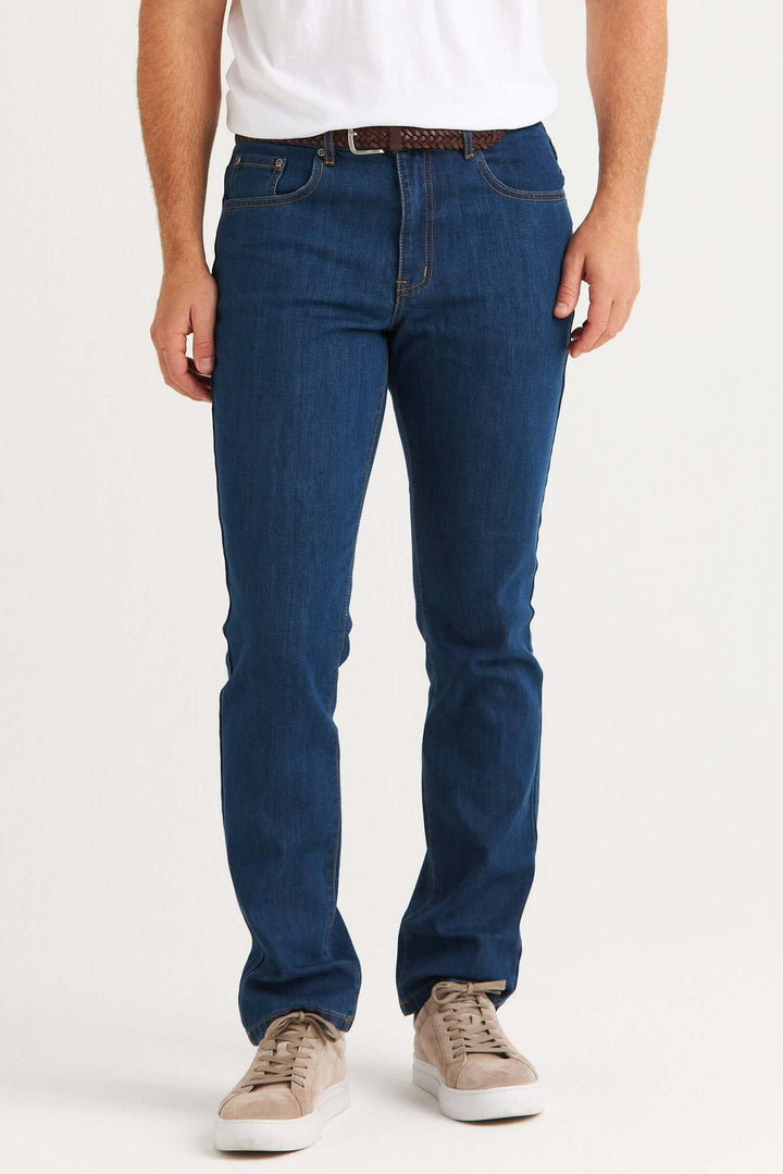 Man wearing 4500 jeans stretch mellanblå, klassiska och bekväma jeans i mellanblå tvätt.