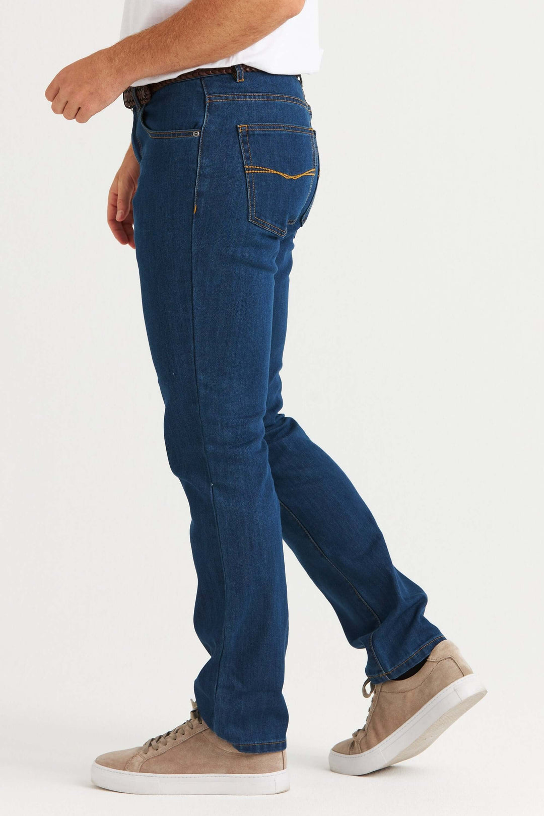 4500 jeans stretch mellanblå, stiliga jeans i mellanblå tvätt, visade på man med sneakers.