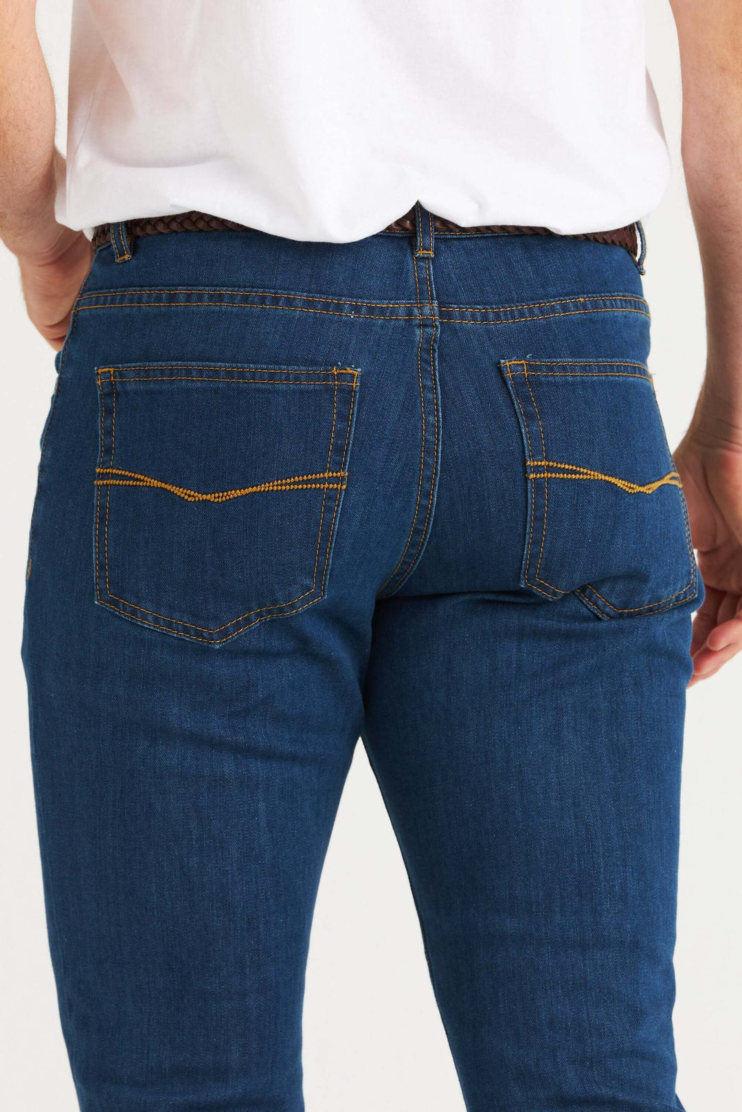4500 jeans stretch mellanblå baksidevy med fickor och mellanblå tvätt