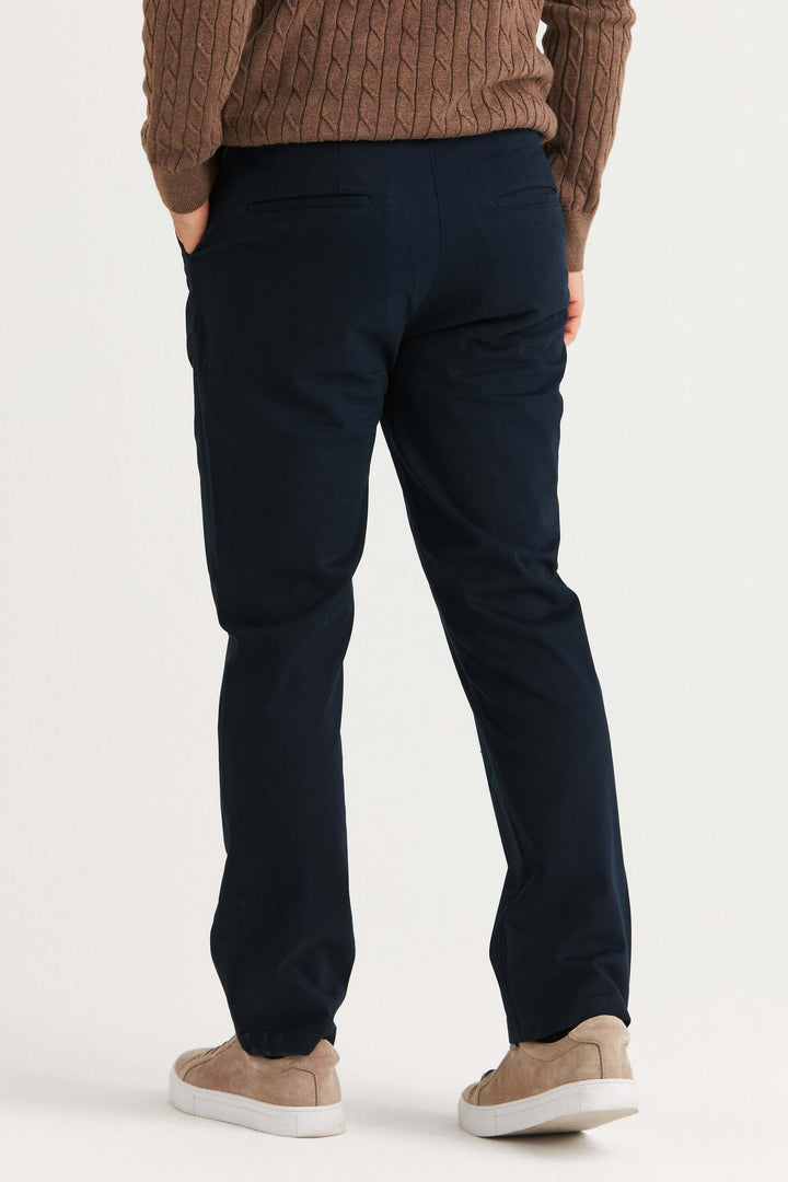 Marinblå Stretch Chinos från baksidan med modern passform och mjuk look.