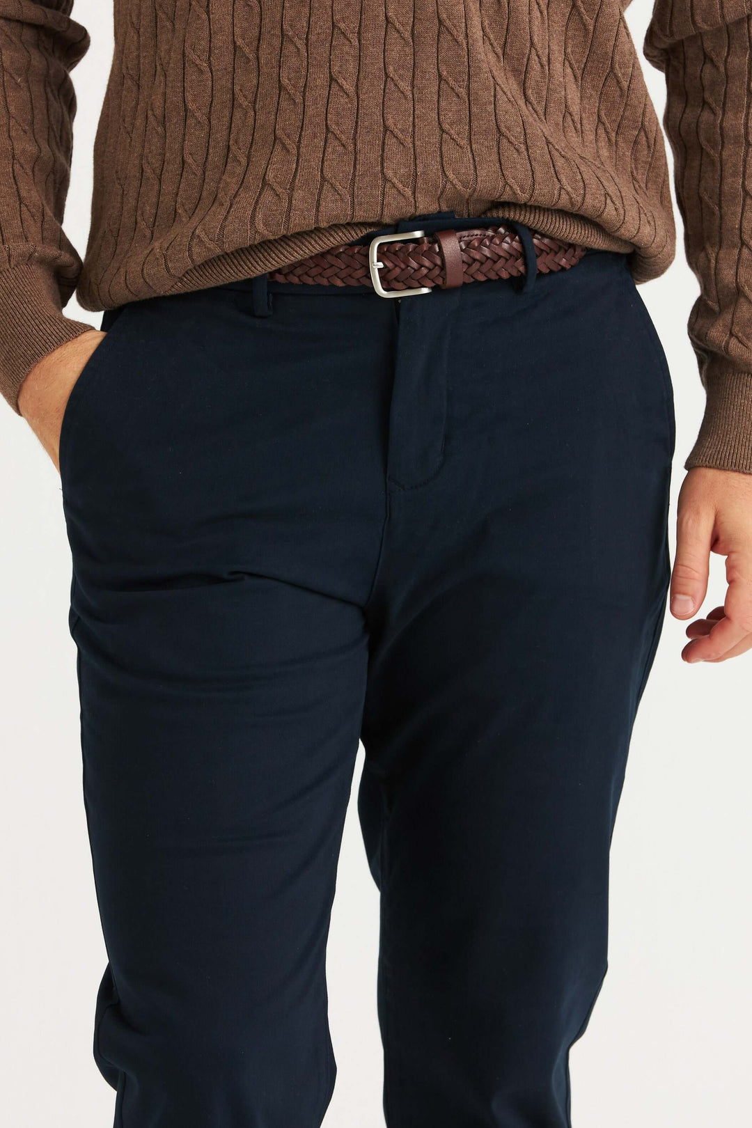Marinblå Stretch Chinos i marinblått med brunstickad tröja och bälte.