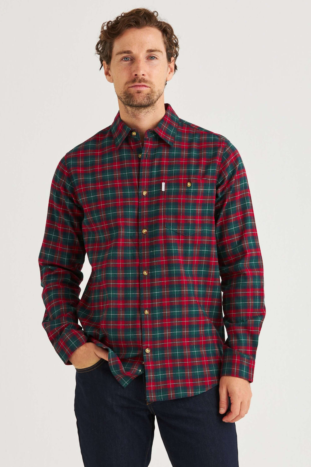 Flanellskjorta i röd och grön med rutmönster, perfekt för en avslappnad vardagslook.