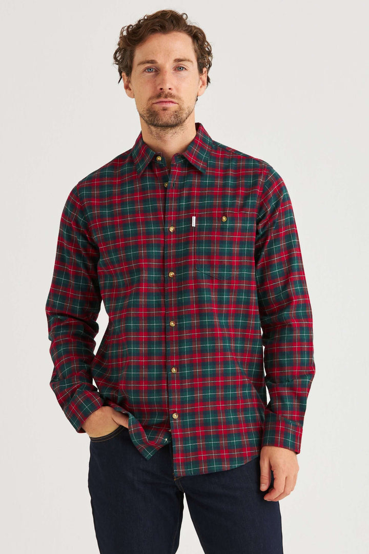 Flanellskjorta i röd och grön med rutmönster, perfekt för en avslappnad vardagslook.