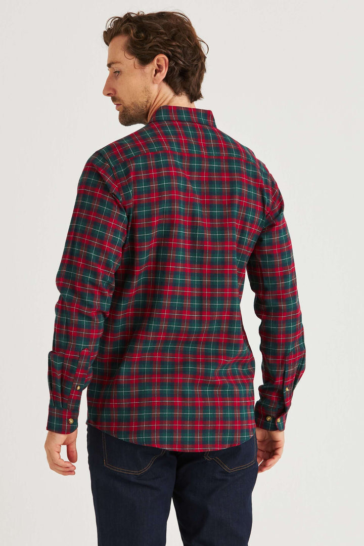 Flanellskjorta i röd och grön rutmönster, sett bakifrån, med mjuk flanellskvalitet.