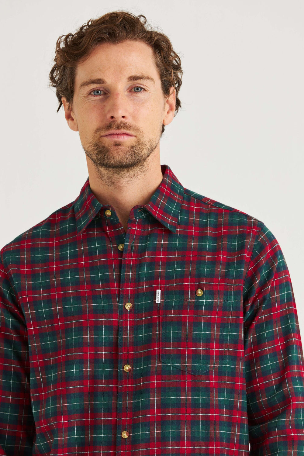 Flanellskjorta i röd och grön med rutmönster, perfekt för en avslappnad vardagslook.