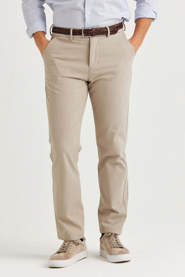 Beige Stretch Chinos med stretch för komfort, modern passform och tidlöst uttryck, perfekt för vardag och festliga tillfällen.